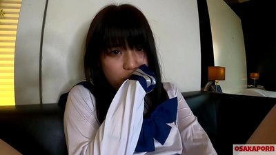 18 tau te kotiro Hapani he iti nga tits e pupuhi ana me te korikori ki te maihao fucking me te takawairore. Ko te kotiro Ahia i roto i nga kakahu cosplay o te kura ka tukuna he pupuhi i roto i te ataata runaruna. Mao 7 OSAKAORN.